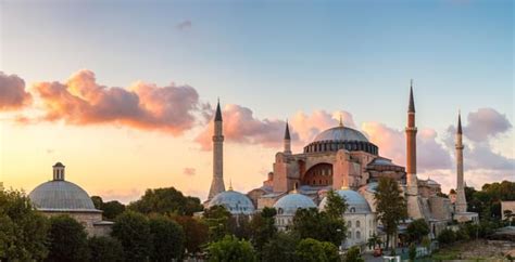 La controverse de la Mosquée Hagia Sophia: symbole architectural d'une lutte séculaire entre le monde musulman et chrétien